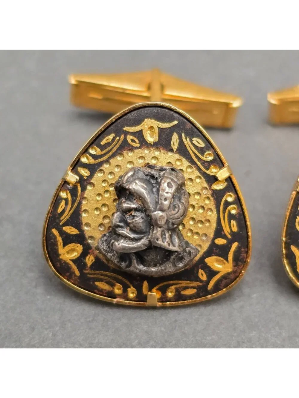 ​Vintage Spanish Damascene Conquistador Cufflinks 24K Gold Inlay Pewter Toledo